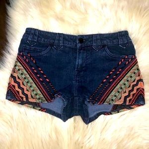 UO BDG Aztec Embroidered Shorts ✨